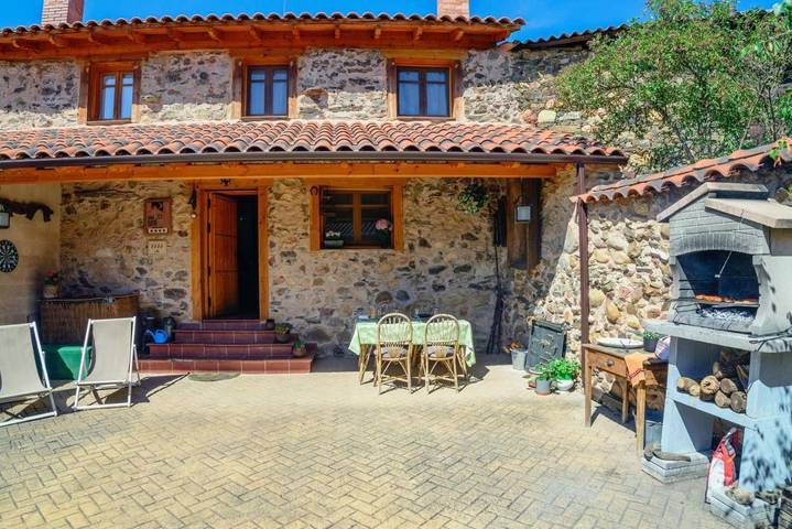 Casa rural para 4 personas, con jardín y vistas en Carrocera