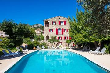 Hôtel pour 2 personnes, avec piscine ainsi que vue et jardin à Château-Arnoux-Saint-Auban