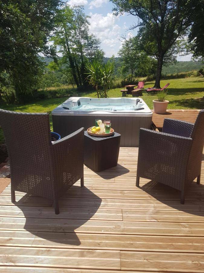 Maison d’hôte pour 2 personnes, avec Jacuzzi et Terrasse ainsi que Jardin et Vue en Corrèze