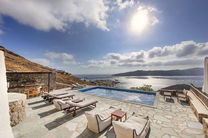 Vacation rental for 14 people, with garden in Greece