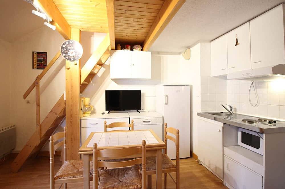 Entire apartment, Ski-in/ski-out apartment with 2 bedrooms and ski locker in Mont-Dore, Volcans d'Auvergne Regional Nature Park