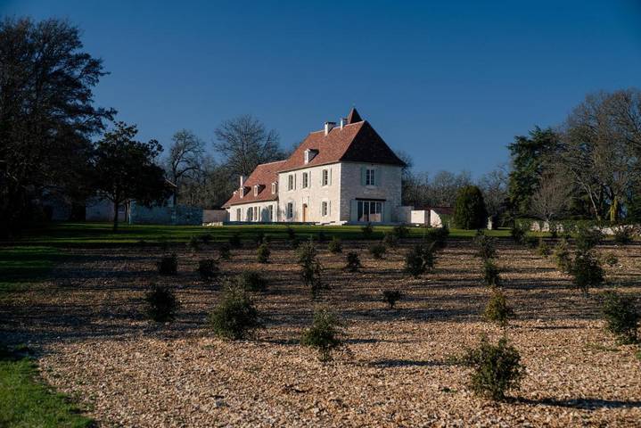 Gîte pour 2 personnes, avec terrasse et piscine ainsi que vue et jardin à Savignac-les-Églises - 3