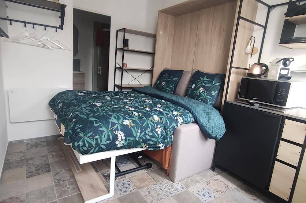 Entire apartment, Accommodation with terrace and secure, covered parking, 5 minutes from Lille in Marcq-en-Barœul, Lille region