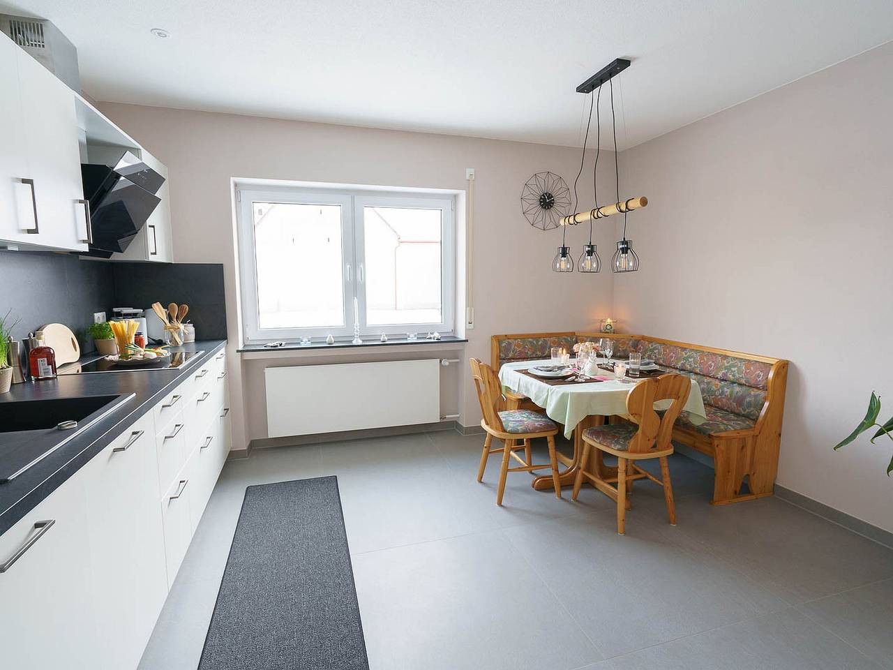 Ganze Wohnung, Ferienwohnung '1' mit privater Terrasse, Gemeinschaftsgarten und Wi-Fi in Gammertingen, Naturpark Obere Donau
