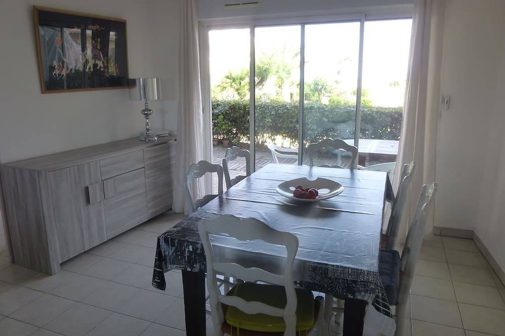 Appartement entier, App Rdc, front de mer, ensoleillé, jardinet bel espace in Frontignan, Côte méditerranéenne (France)