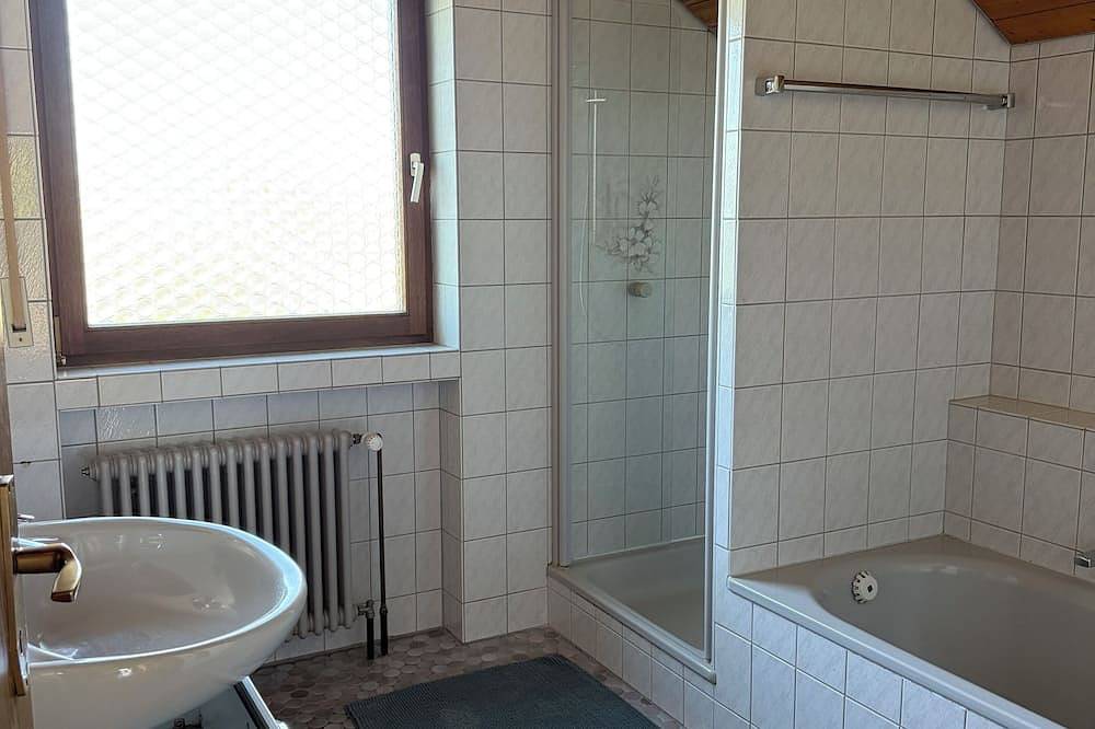 Ganze Wohnung, Schöne Gartenwohnung mit Blick auf die Hegauer Landschaft. in Singen, Hegau