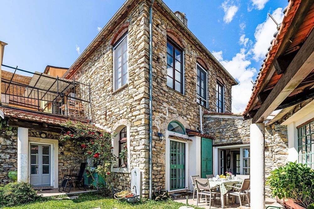 Atemberaubendes alleinstehendes Ferienhaus mit  W-Lan, Haustiere erlaubt und Panoramablick in Dolcedo, Dolcedo Gemeinde