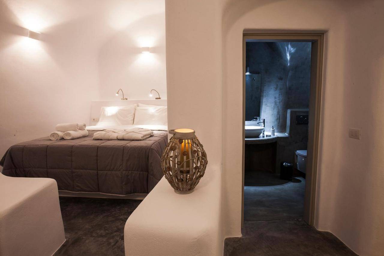 Suite with Private Pool in Tholos, Santorin