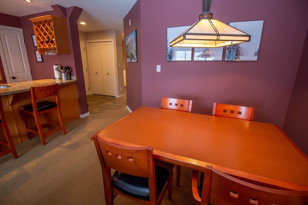 Ganze Wohnung, The Glade Escape | Ski-in/out Village Location | Private Hot Tub | Gas Fireplace in Big White