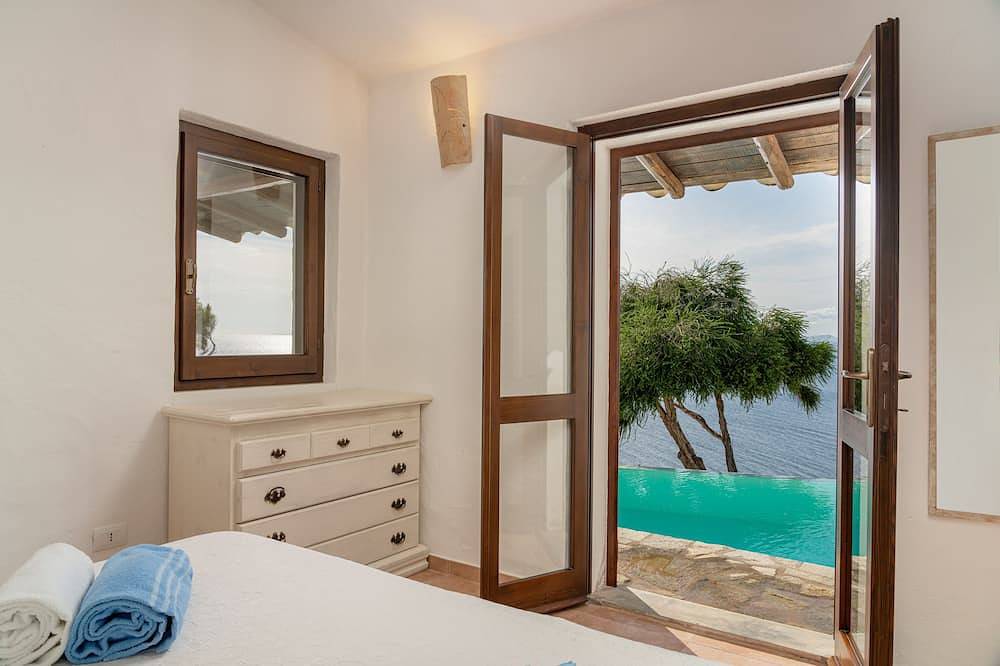 Villa Myra:offenes Fenster über blauem Meer und unglaublichen Sonnenuntergängen in Torre delle Stelle, Maracalagonis