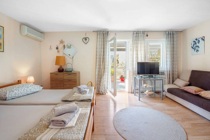 Ganze Wohnung, Apartments Nena - Apartment Matea A1 in Plaža hotela Spongiola, Brodarica