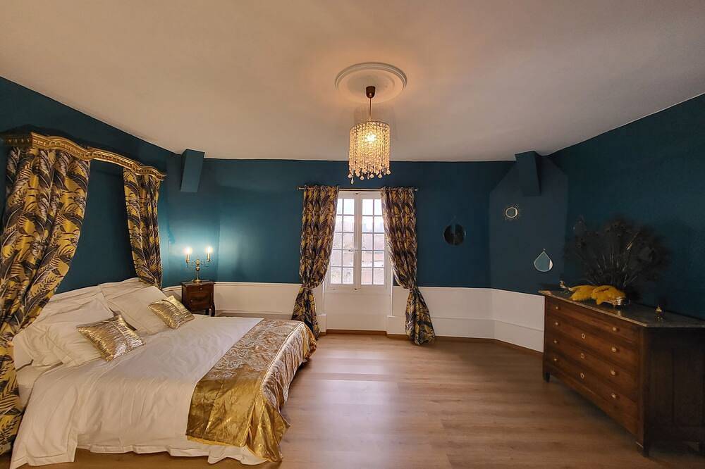 Château Fédora au cœur de la campagne paisible. in Marcilloles, Isère