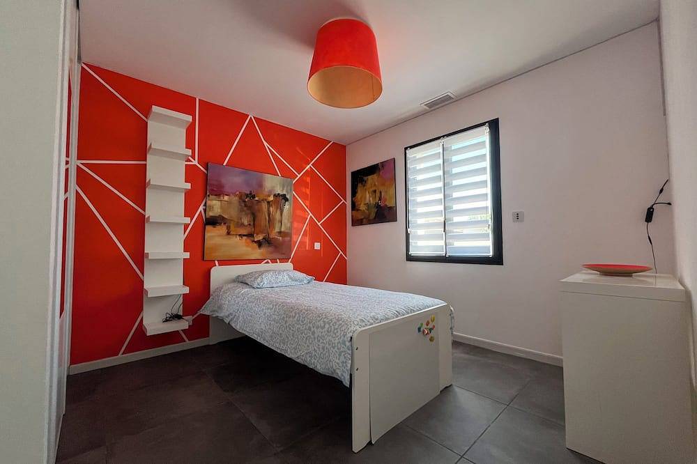 Spacious villa with pool in Entraigues-sur-la-Sorgue, Vaucluse