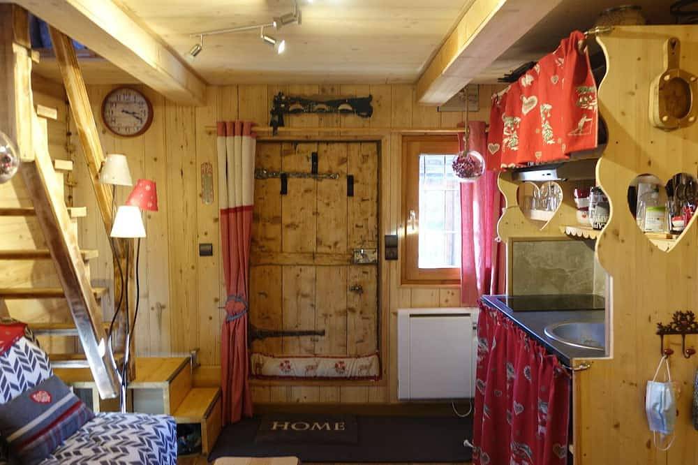 Charming Savoyard Mazot in Hauteluce Village – Ideal for Couples, Near Shops and Ski Lift in Arêches, Beaufort (Rhône-Alpes)