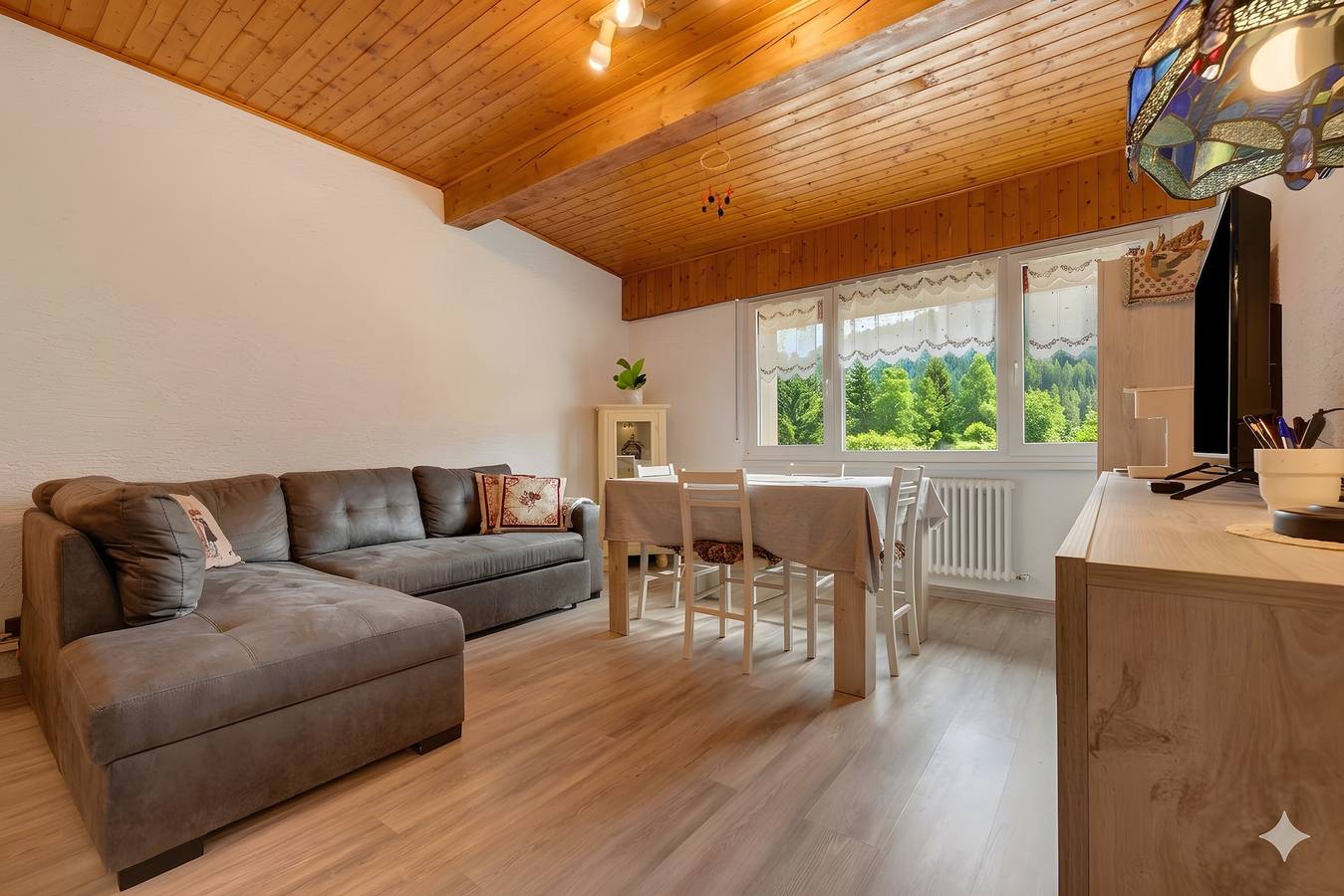 Ganze Wohnung, San Valentino Lodge: Panoramablick auf die Berge, Natur & Überdachter Parkplatz in Brentonico, Gardasee-Berge