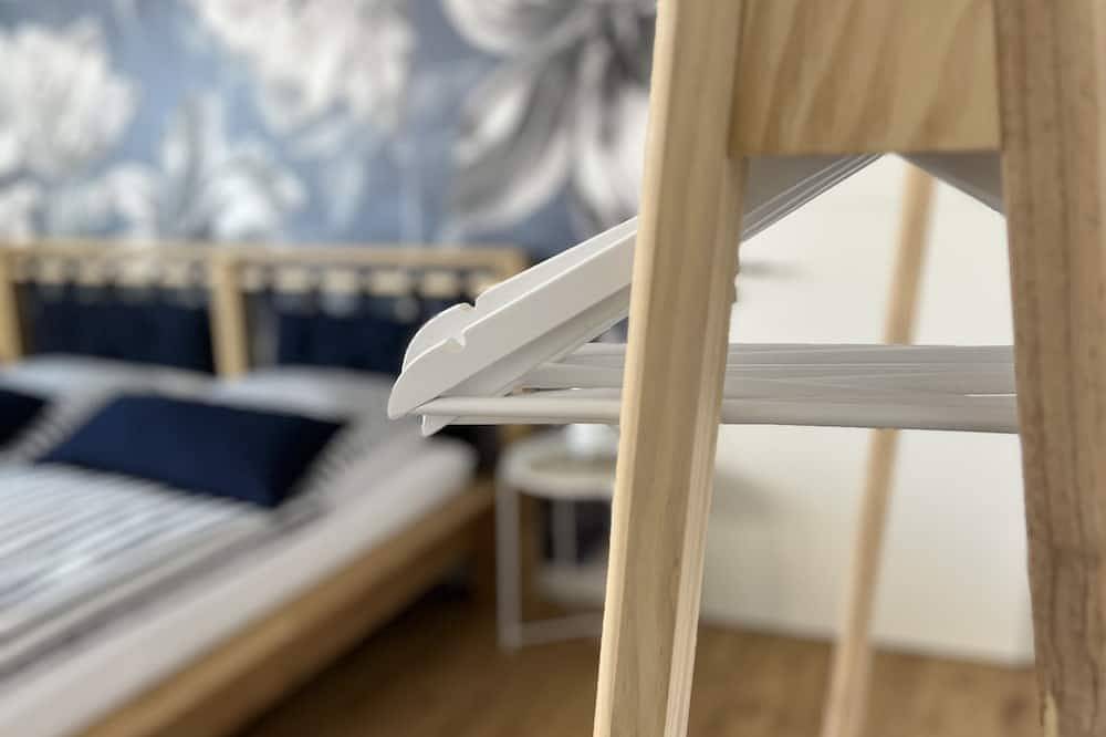 Ganze Wohnung, Fewo direkt am Deich 8 Personen + 2 Kleinkinder 150qm 2 Bäder 5 Zimmer Terrasse in Cappel-Neufeld, Nordholz