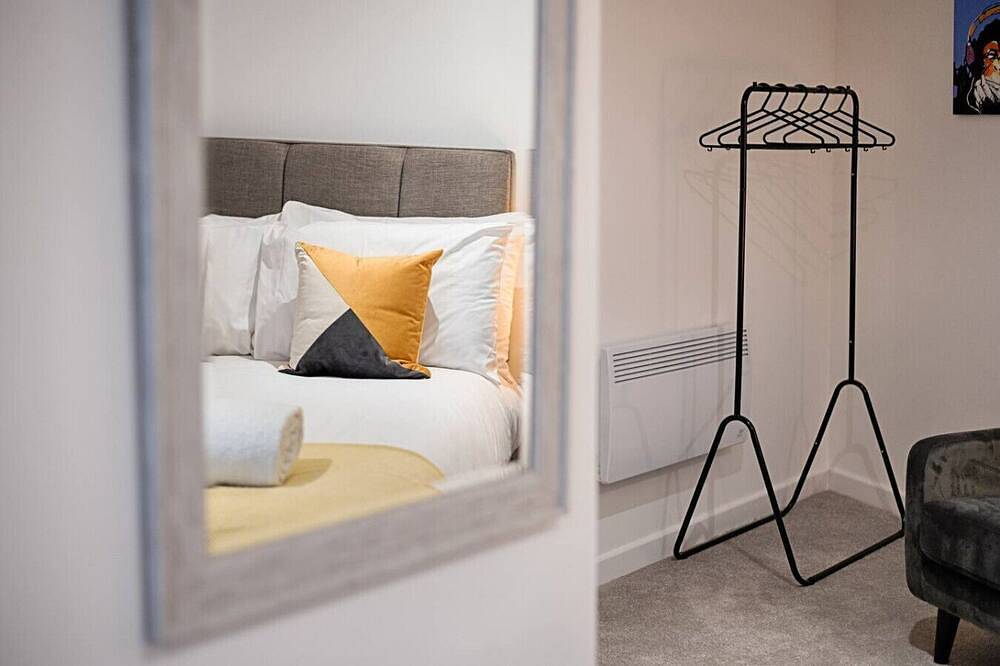 Entire apartment, Contractor Base • Kitchen • Parking Included in Swansea, Swansea region