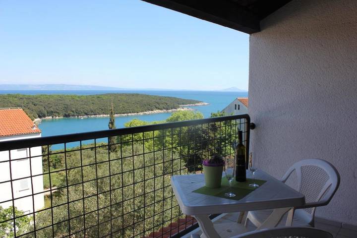 Ferienwohnung für 4 Personen, mit Balkon und Terrasse sowie Garten und Ausblick in Duga Uvala
