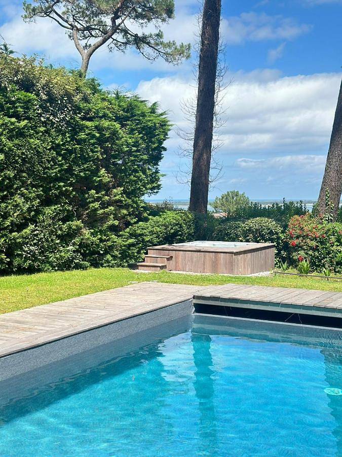 Location de vacances pour 9 personnes, avec jardin ainsi que vue et piscine, animaux acceptés sur la Dune du Pilat
