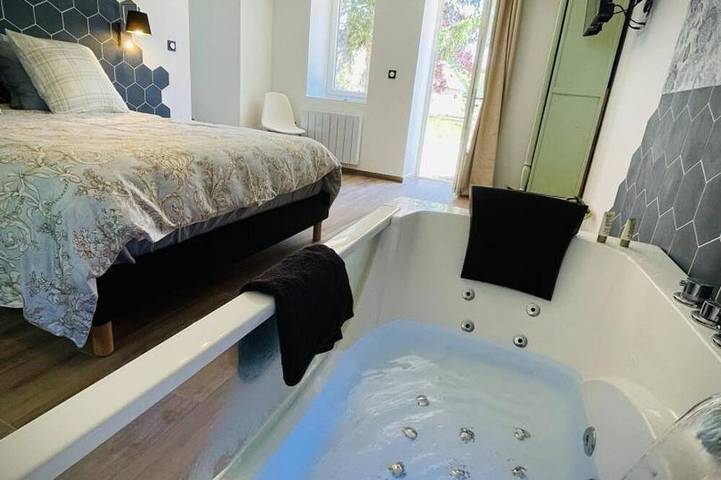 Gîte pour 4 personnes, avec Jardin à Montaigu-le-Blin - 2