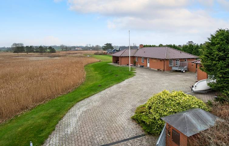 Ferieudlejning for 6 personer, med sauna og have såvel som jacuzzi og terrasse, husdyr tilladt i Vejlby Fed