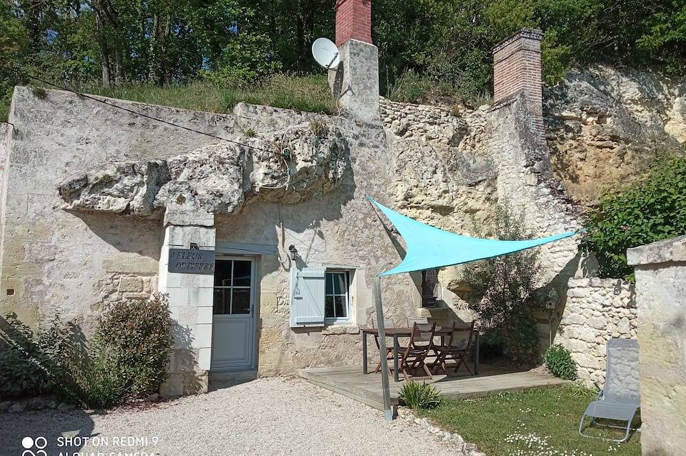 Cave dwelling A fleur de pierre in La Croix-en-Touraine, Tours region