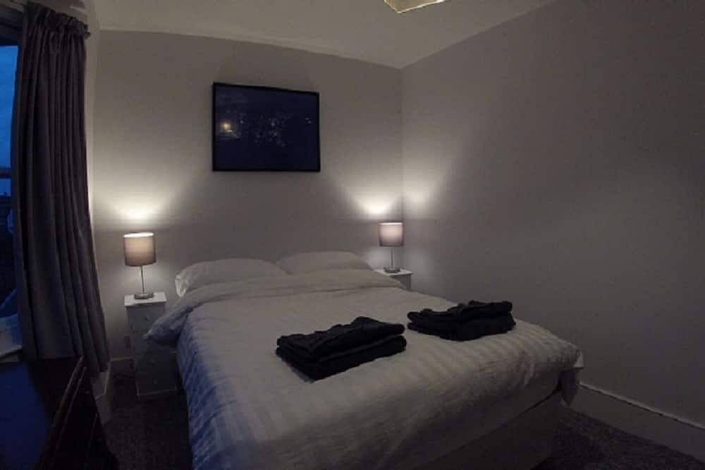 Entire apartment, A spacious two bedroom flat close to Worthing town, beach and train station in Worthing, West Sussex