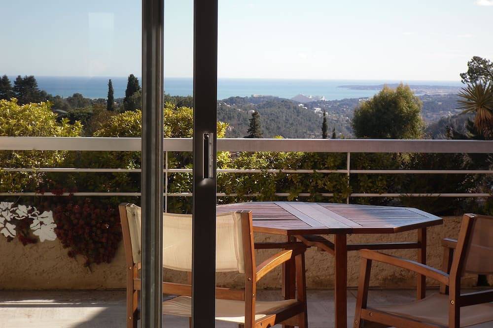 Hel lejlighed, Beautiful apartment with stunning sea views, enormous terrace and communal pool in Vence, Cannes og omegn