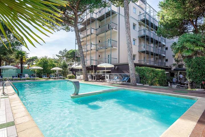 Hôtel, avec Balcon ainsi que Jardin et Piscine
