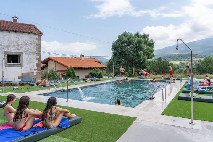Casa rural para 10 personas, con jardín además de vistas y piscina, Familias con niños en Hermandad de Campoo de Suso - 4