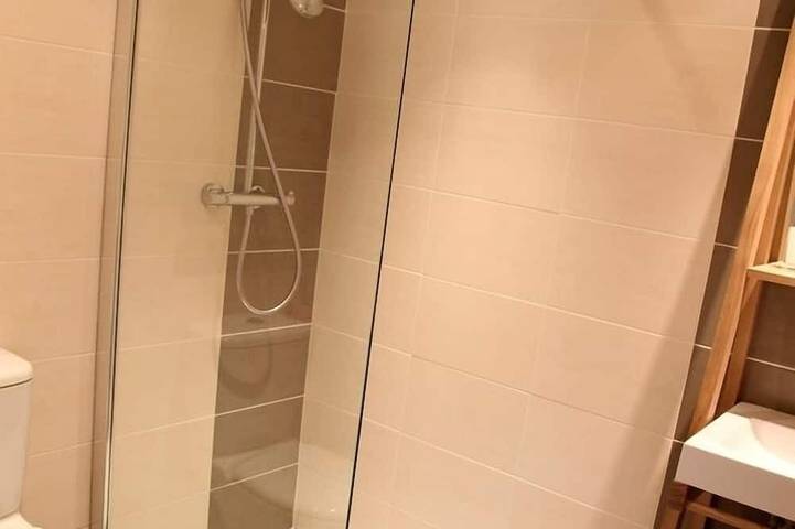 Gîte pour 3 personnes, avec piscine ainsi que terrasse et jardin à Locmaria-Grand-Champ - 3