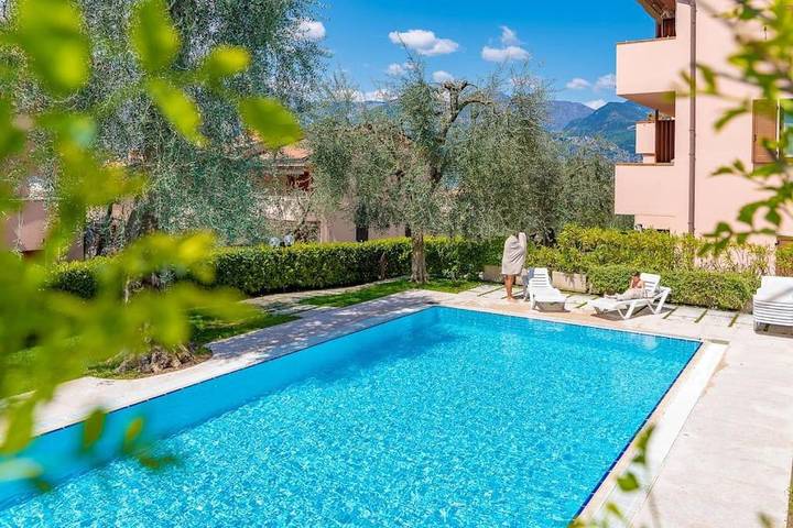 Ferienwohnung für 4 Personen, mit Ausblick und Pool sowie Garten und Balkon