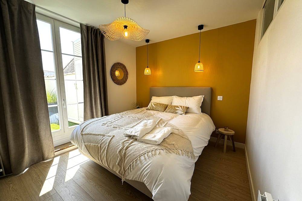 Entire apartment, Cozy Niort Yellow Pink _ 2-room apartment with balcony in Niort, Niort region