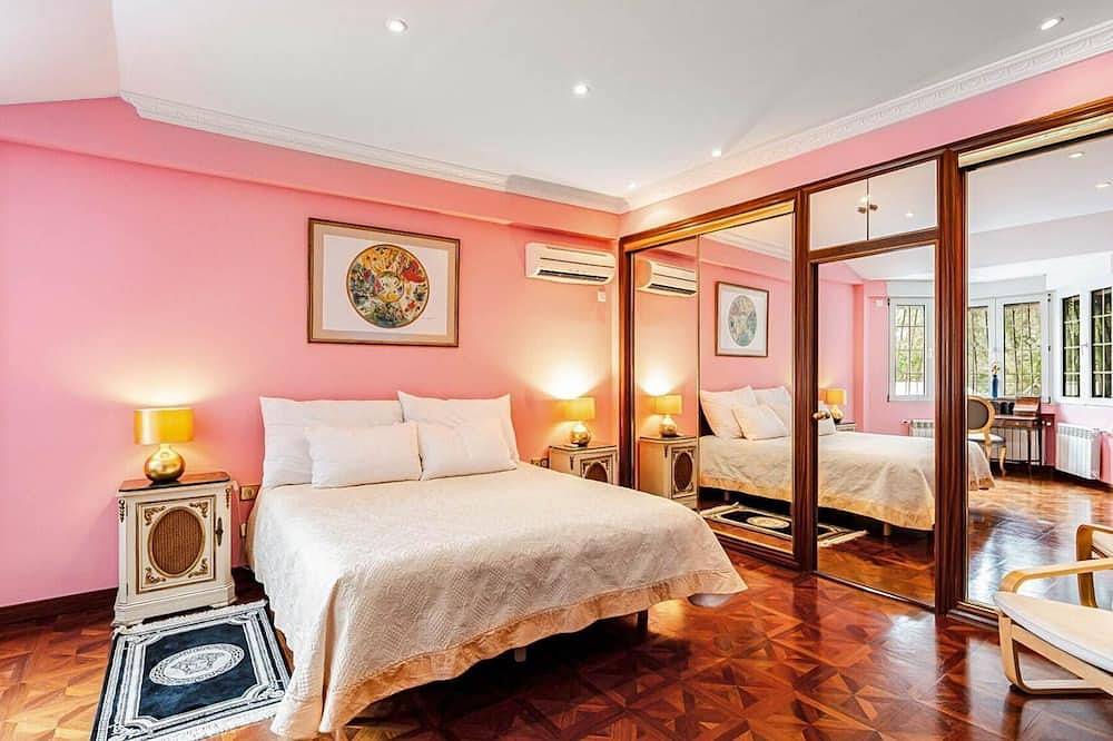 Villa Majadahonda - Six Bedroom Villa, Sleeps 12 in Las Rozas de Madrid, Madrid Province