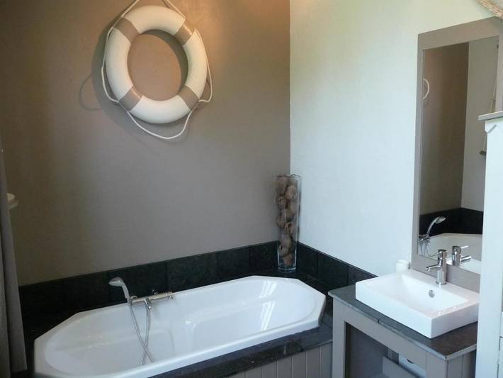 Location de vacances pour 8 personnes, avec jardin ainsi que piscine et terrasse dans Hastière-Lavaux - 2