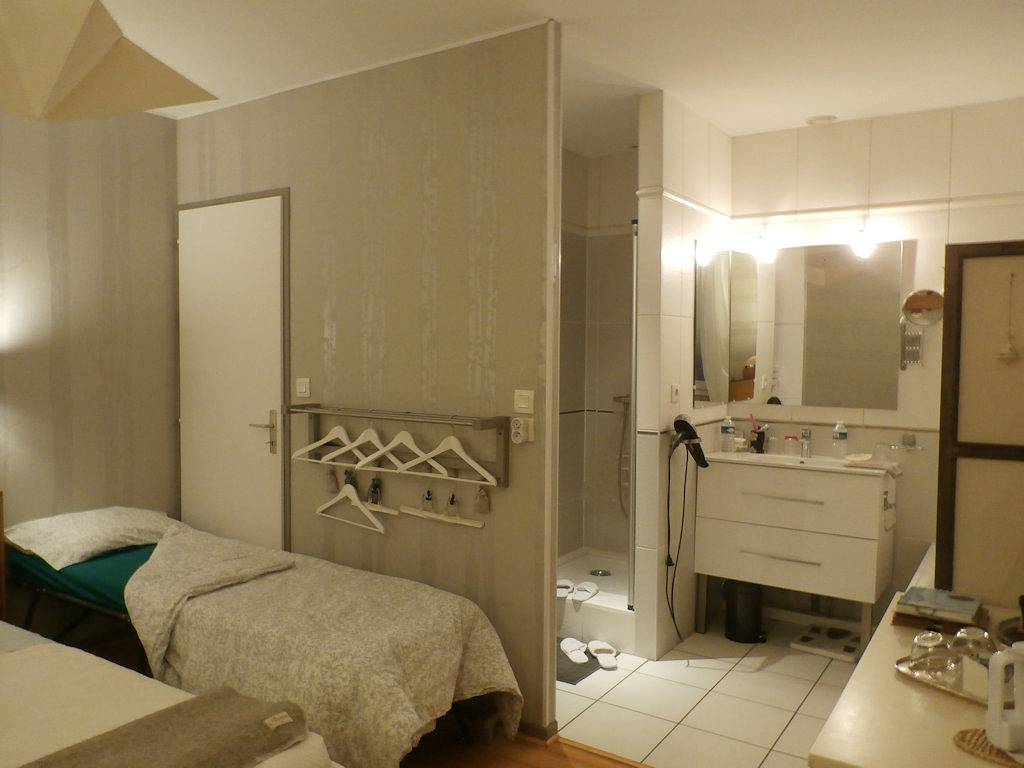 Aurore-Villa chambres et tables d'hôtes - Rhône - Suite parentale Diane in Décines-Charpieu, Rhône