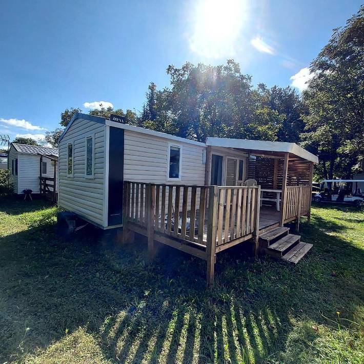 Camping pour 5 personnes, avec vue et jardin ainsi que bassin pour enfant et piscine, animaux acceptés