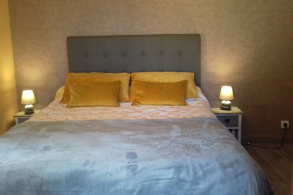 Poolside B&B in a renovated farmhouse in the heart of the Gers countryside in Cézan, Gers