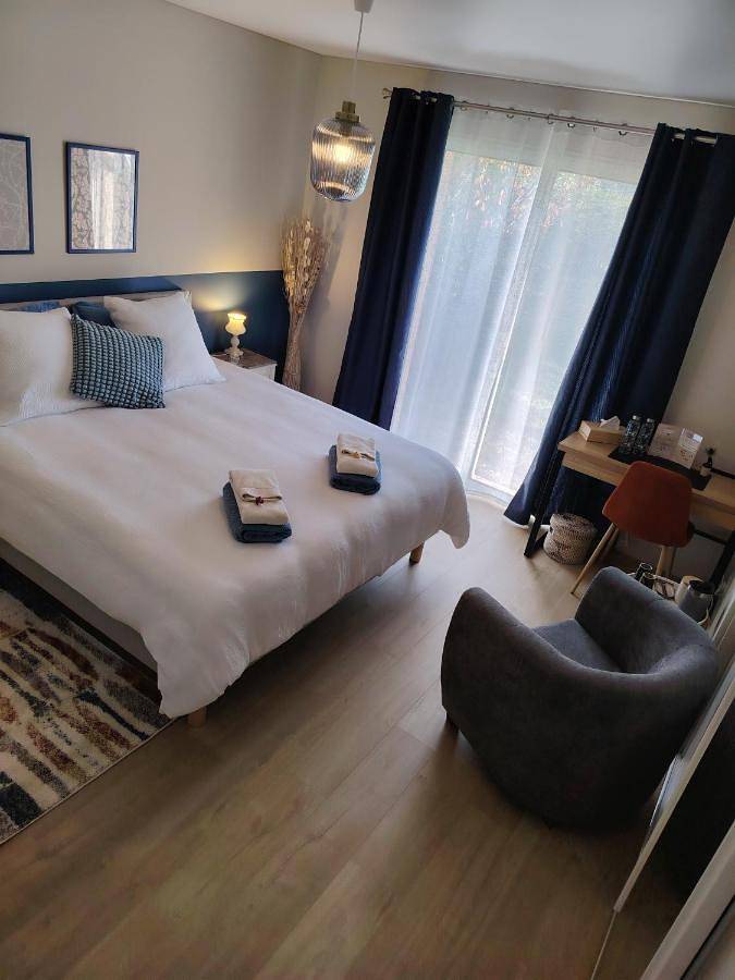 Chambre d’hôte pour 2 personnes, avec vue ainsi que jardin et piscine, animaux acceptés à Donneville