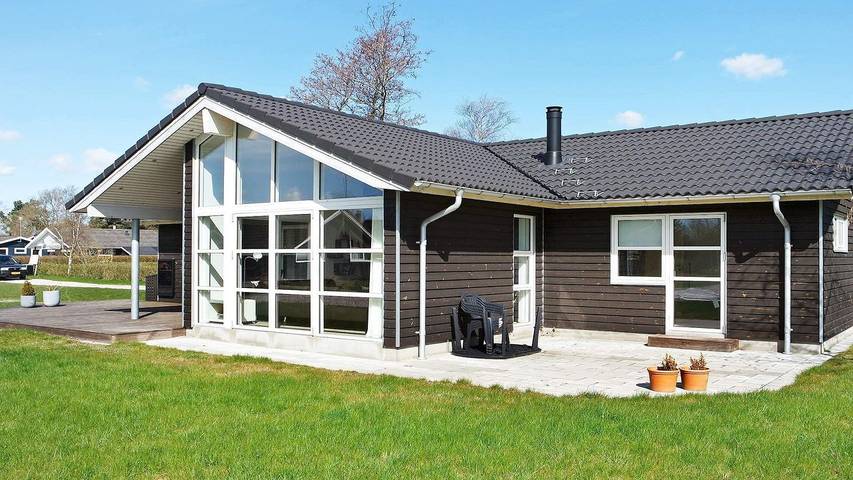 Ferieudlejning for 10 personer, med terrasse og jacuzzi samt have i Mariagerfjord