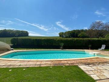 Gîte pour 15 personnes, avec jardin ainsi que vue et piscine à Bonnes