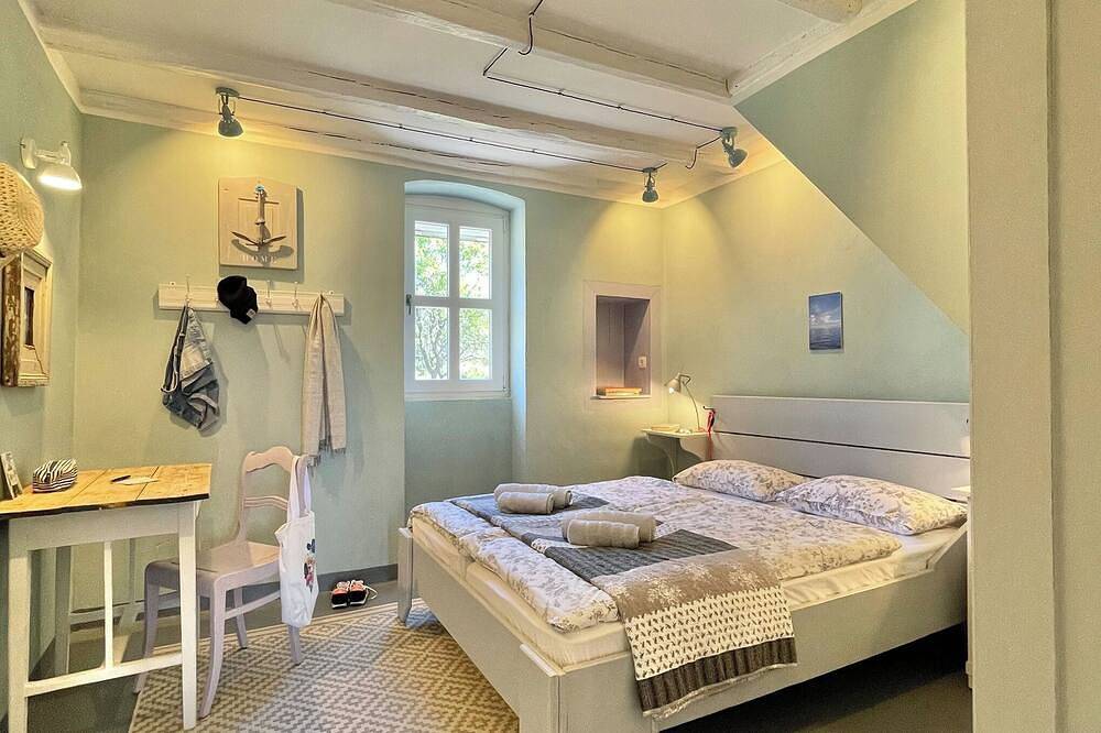 Das Inselhaus. Viel Platz mit Hof und Garten für Dich und Deine Lieben! in Jezera, Murter