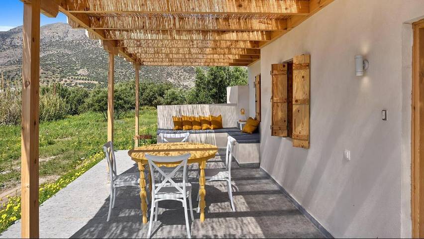 Location de vacances pour 3 personnes, avec vue et jardin dans Keratokambos