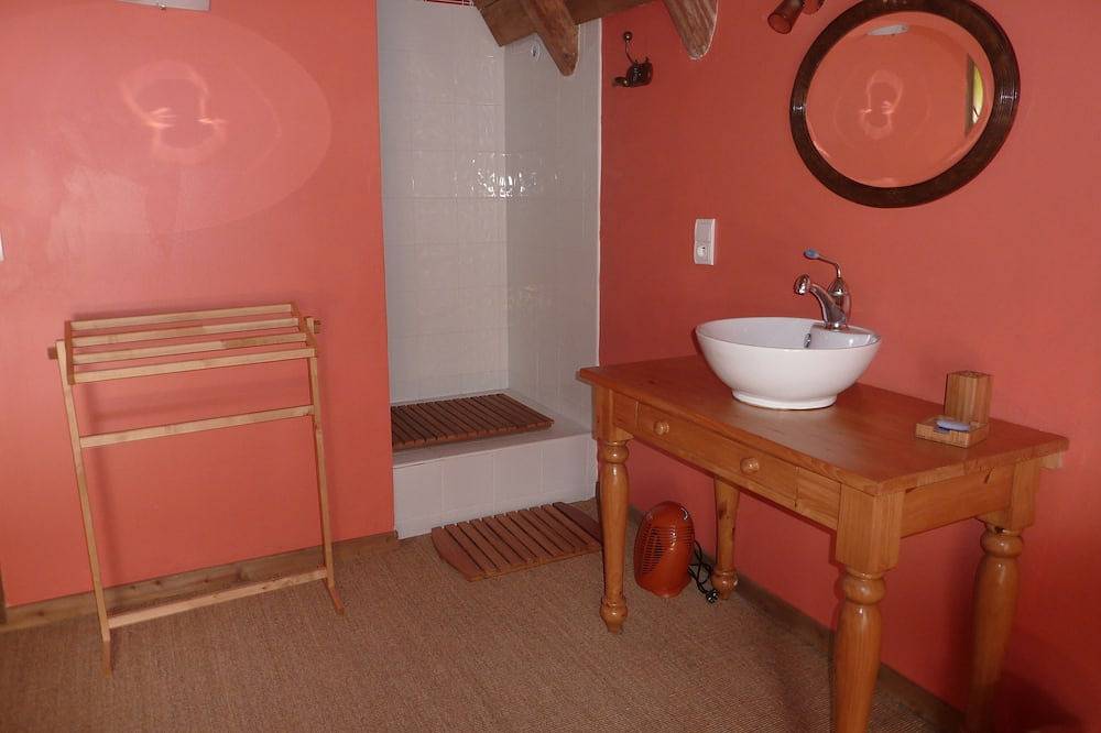Campan Authentic thatched barn, completely renovated, very comfortable in Campan, French Pyrenees