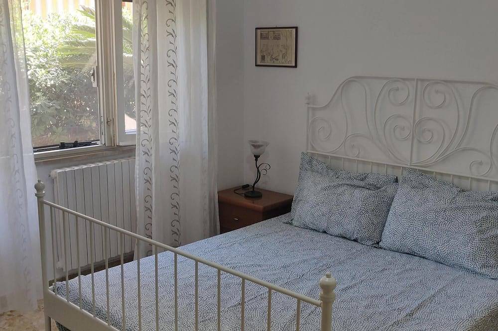 Entire apartment, House of Ulysses: private garden and parking. in Gaeta, Latina Province