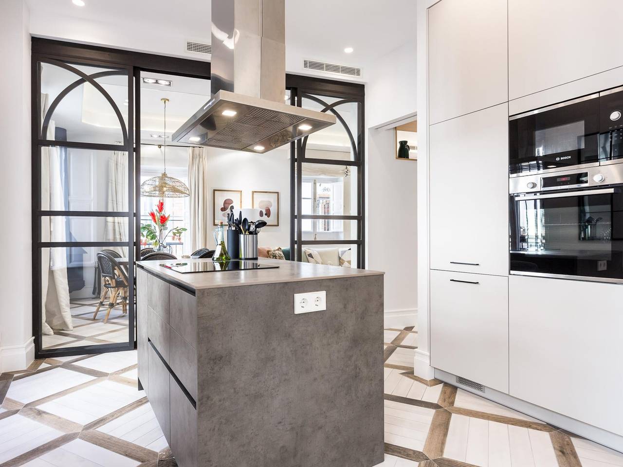 Elegant House in Central Seville with Private Lift, Rooftop Terrace & Luxury Amenities in Casco Antiguo, Sevilla