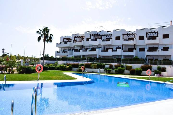 Appartement de vacances pour 6 personnes, avec jardin et bassin pour enfant ainsi que piscine et jacuzzi
