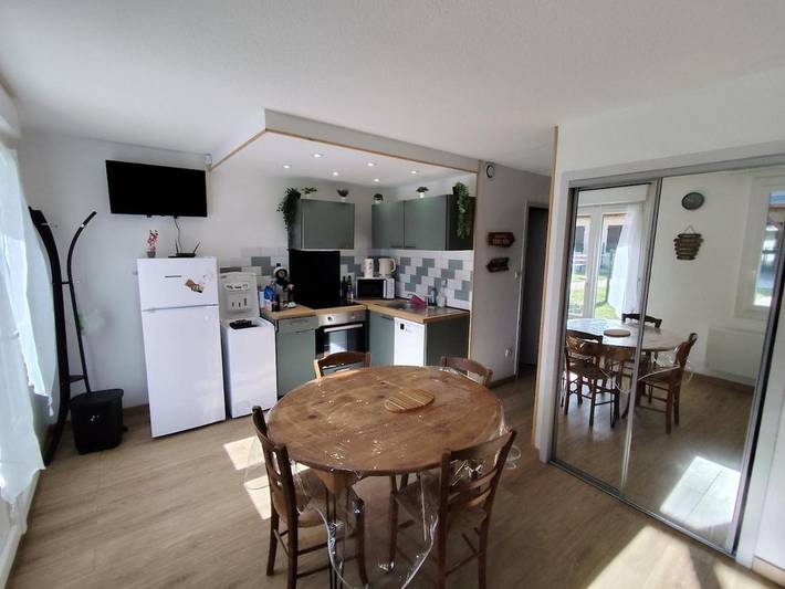 Appartement de vacances pour 4 personnes, avec terrasse et jardin ainsi que vue et piscine