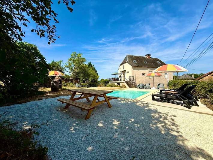 Location de vacances pour 9 personnes, avec vue et terrasse ainsi que jardin et piscine à Génis