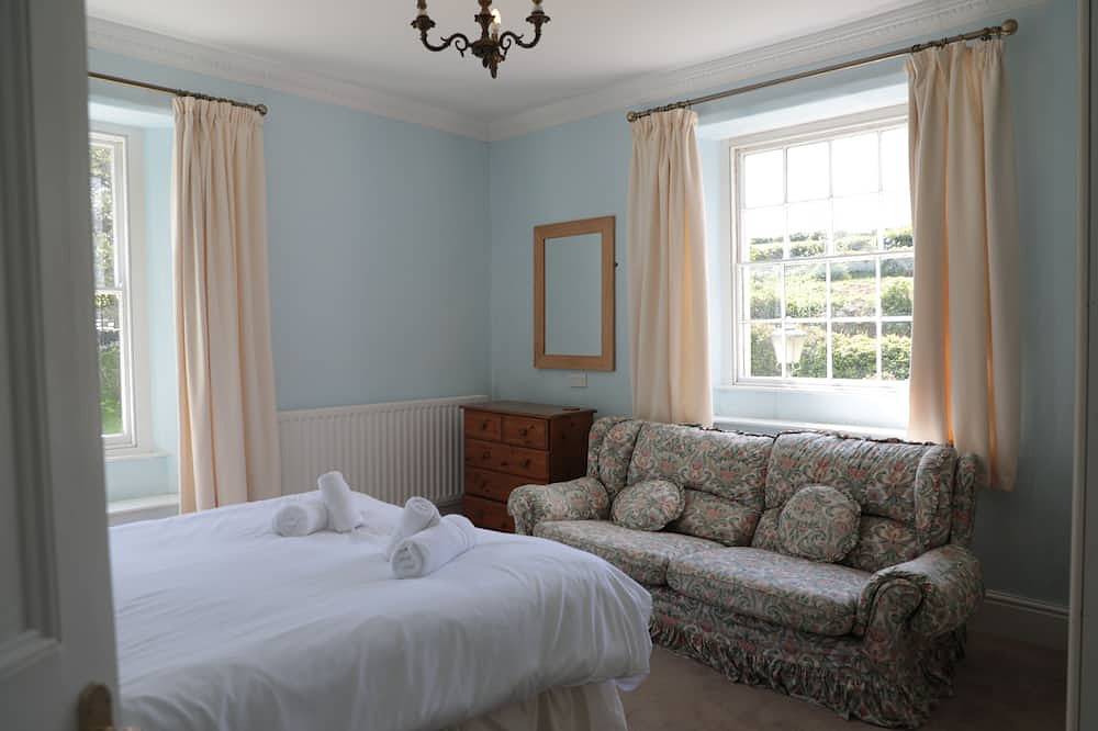 Luxury Grade Ii Listed Georgian Farmhouse Set In Extensive Gardens in Slapton, South Devon